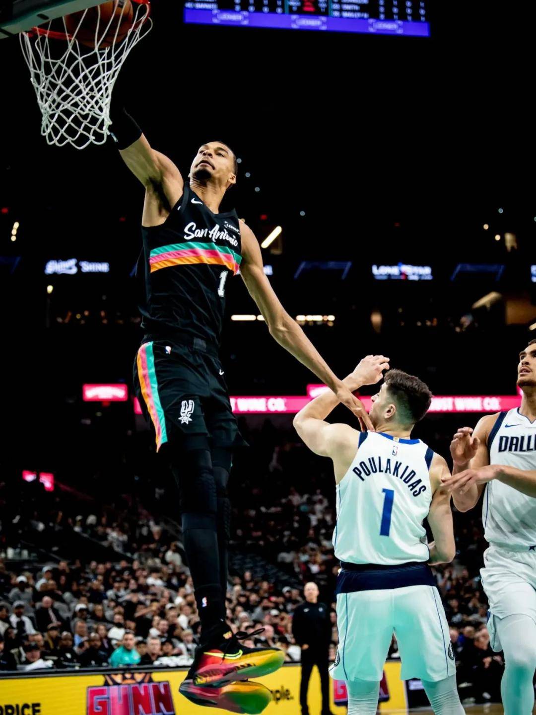 40+13+5!文学课达到65场! NBA最年轻的DPOY